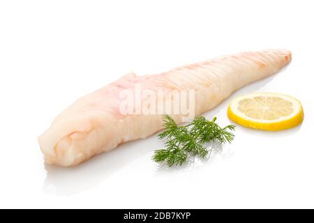 Filet de lotte à l'aneth et citron cru isolé blanc Banque D'Images