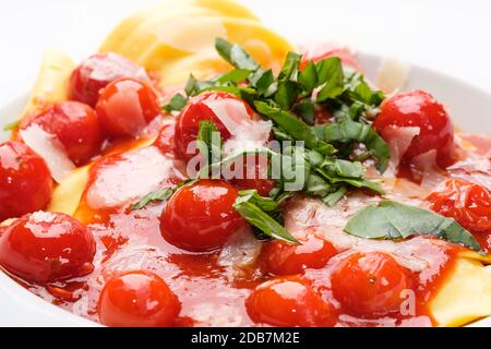 Tomates cerise sauce tomate au basilic et parmesan sur les pâtes tortellini Banque D'Images