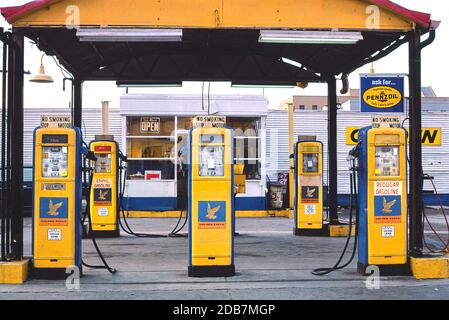 Five Golden Eagle Gas Pumps, San Diego, Californie, États-Unis, John Margolies Roadside America Photograph Archive, 1977 Banque D'Images