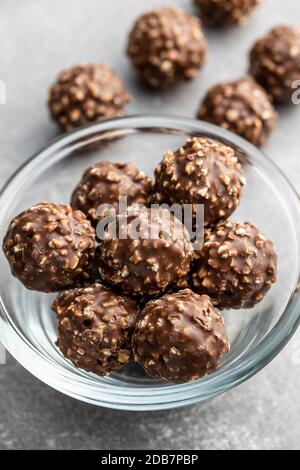 Truffes au chocolat. De savoureuses boules de pralines belges dans un bol. Banque D'Images