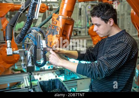 robotisation de l'industrie moderne dans l'usine. Introduction de nouveaux bras robotiques pour remplacer les ressources humaines. Banque D'Images