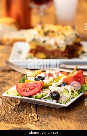 Salade grecque avec la moussaka sur bois Banque D'Images