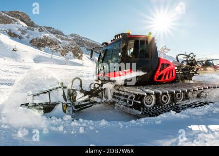 Rattar moderne rouge avec chasse-neige machine de préparation de pistes de ski alpin à la station de ski alpin d'hiver Ischgl en Autriche. Lourd Banque D'Images