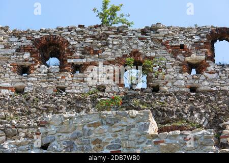 Rudno, Pologne - 21 juillet 2018 : ruines du château médiéval du XVe siècle, château de Tenczyn, Jura polonais, à proximité de Cracovie Banque D'Images