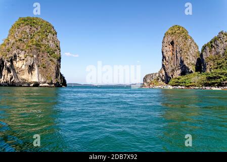 Plage de Phra Nang, Railay, province de Krabi, Thaïlande : bateaux à longue queue et grotte de la princesse - destination de voyage - 25 janvier 2020 Banque D'Images