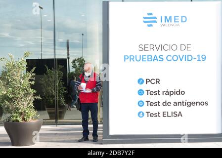 Valence, Valence, Espagne. 16 novembre 2020. Un homme avec un masque à l'hôpital, pendant l'état d'alarme dans la ville de Valence, Espagne, le 16 novembre 2020. Credit: Xisco Navarro/ZUMA Wire/Alay Live News Banque D'Images