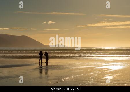 Des touristes ont été émus sur la spectaculaire plage de 3 kilomètres de long, près de Dingle sur la Wild Atlantic Way, une magnifique région pittoresque sur la côte ouest d'Irel Banque D'Images