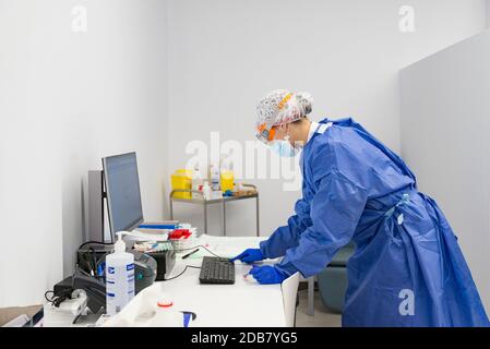 Valence, Valence, Espagne. 16 novembre 2020. Médecin à l'ordinateur pendant PCR Covid-19 tests pendant l'état d'alarme dans la ville de Valence, Espagne, le 16 novembre 2020. Credit: Xisco Navarro/ZUMA Wire/Alay Live News Banque D'Images