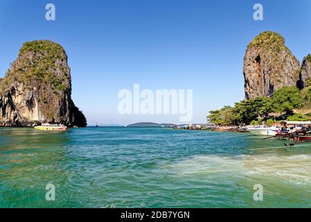 Plage de Phra Nang, Railay, province de Krabi, Thaïlande : bateaux à longue queue et grotte de la princesse - destination de voyage - 25 janvier 2020 Banque D'Images