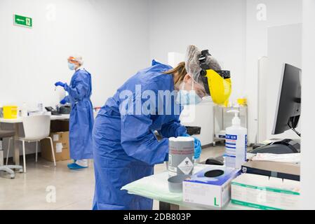Valence, Valence, Espagne. 16 novembre 2020. Médecin travaillant le test PCR Covid-19 pendant l'état d'alarme dans la ville de Valence, Espagne, le 16 novembre 2020. Credit: Xisco Navarro/ZUMA Wire/Alay Live News Banque D'Images