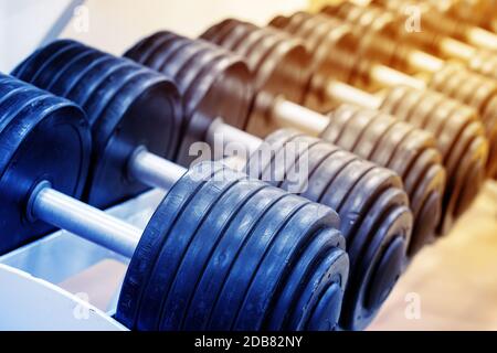 Nombre d'haltères lourde sur rack avec arrière-plan ablurred Banque D'Images