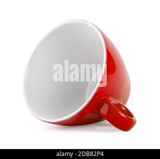 Tasse rouge gisant sur le côté isolé sur fond blanc Banque D'Images