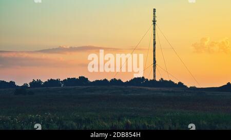 grande antenne radio sur une colline herbeuse dans la lumière du matin près d'ahrenshoop Banque D'Images