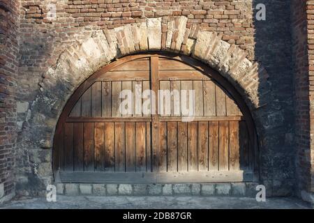 Ancienne forteresse porte en bois et des murs de brique Banque D'Images