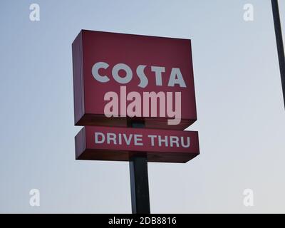 Enseigne rouge Costa Drive-in avec lettres blanches sur fond noir pôle Banque D'Images