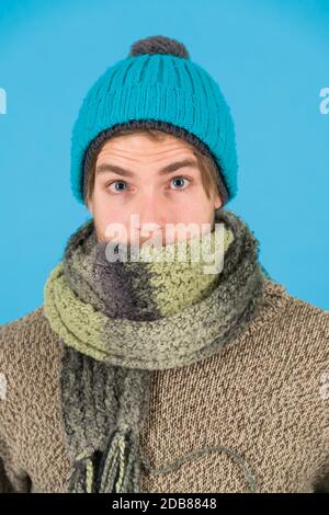 Sensation de malaise et de froid. Il a attrapé un rhume. homme pulls fashion. Les hommes pauvres. accessoire en tricot homme sans domicile. l'homme congelé une sensation de froid en hiver. pas de grippe. hiver prévisions météo. guy porter des vêtements chauds. Banque D'Images