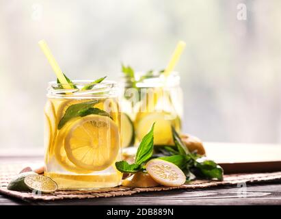 Limonade froide de citron et de lime dans des pots en verre avec pailles. Le concept d'une boisson saine et rafraîchissante. Prise de vue en lumière naturelle. Banque D'Images