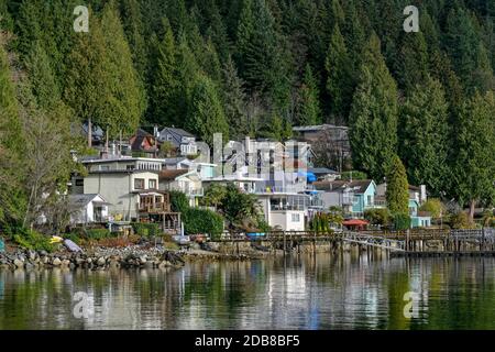 Maisons au bord de l'eau, Deep Cove, North Vancouver, Colombie-Britannique, Canada Banque D'Images