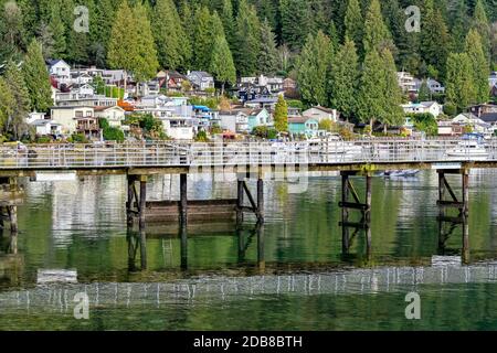 Maisons au bord de l'eau, Deep Cove, North Vancouver, Colombie-Britannique, Canada Banque D'Images