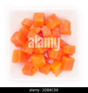 Morceaux d'orange de papaye dans un bol en haut vue Banque D'Images