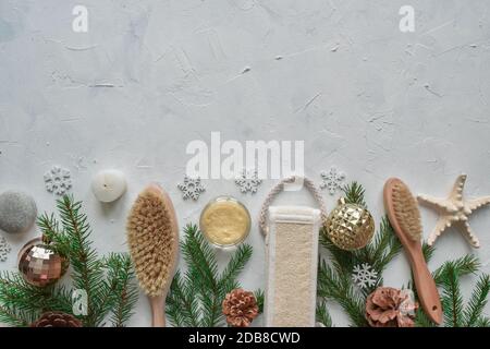 Branches de sapin en bas avec des articles pour le spa et les massages. Banque D'Images