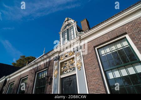 ZAANSE SCHANS, PAYS-BAS - 13 OCTOBRE 2018 : façade d'une maison monumentale dans le Zaanse Schans, un quartier avec des bâtiments historiques en bois dans le Banque D'Images