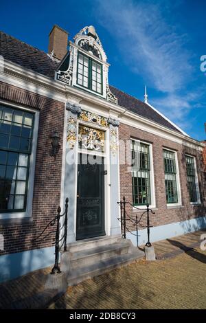 ZAANSE SCHANS, PAYS-BAS - 13 OCTOBRE 2018 : façade d'une maison monumentale dans le Zaanse Schans, un quartier avec des bâtiments historiques en bois dans le Banque D'Images