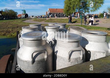 ZAANSE SCHANS, PAYS-BAS - 13 OCTOBRE 2018: Boîtes de lait décoratives dans les Zaanse Schans, un quartier avec des bâtiments historiques en bois dans le municip Banque D'Images