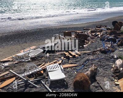 Épave sur la plage après une tempête, Nice, Alpes-Maritimes, France Banque D'Images