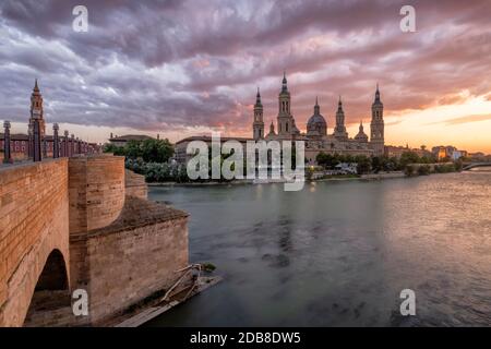 Basilique notre-Dame du pilier près de l'Ebre, Saragosse, Aragon, Espagne Banque D'Images