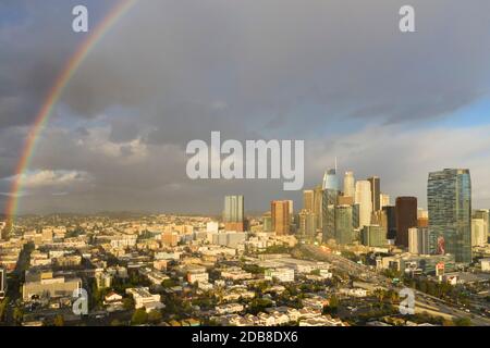 Arc-en-ciel au-dessus du centre-ville de Los Angeles et du quartier de Westlake après une tempête Banque D'Images