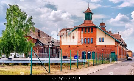 Anciennes écuries de ports en ruines et bâtiments rénovés des abattoirs du début des années 1900 dans le port de Szczecin. Quai des douanes et Stettin Boulevards, Pologne Banque D'Images