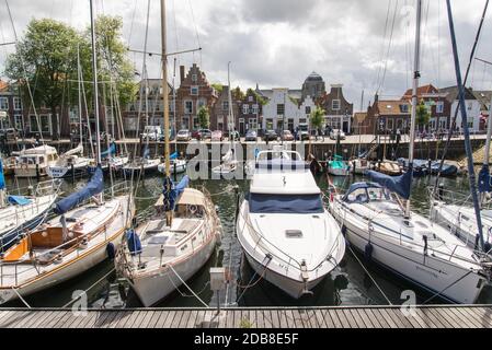 Centre de plaisance : bateaux de plaisance au port historique de commerce de laine de Veere sur la péninsule de Walcheren Banque D'Images