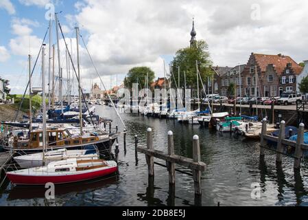 Centre de plaisance : bateaux de plaisance au port historique de commerce de laine de Veere sur la péninsule de Walcheren Banque D'Images