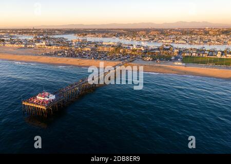 Vue aérienne de Balboa Pier sur la péninsule de Balboa, sur la côte de Newport Beach, Californie Banque D'Images