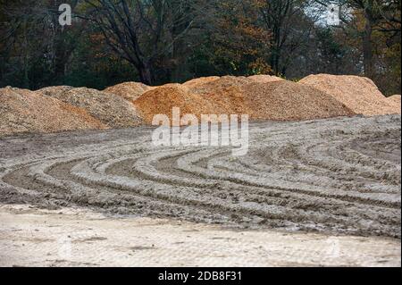 Aylesbury Vale, Buckinghamshire, Royaume-Uni. 16 novembre 2020. Un champ est transformé en boue par les machines HS2 et le bois de Ditch de Grim est transformé en copeaux de bois par HS2. Les habitants de la région qui ont traversé les bois pendant de nombreuses années sont absolument dévastés par cette perte d'habitat de la faune pour la liaison HS2 High Speed Rail de Londres à Birmingham. Crédit : Maureen McLean/Alay Live News Banque D'Images