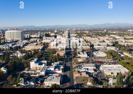 Vue aérienne vers le nord le long de main Street dans le centre-ville de Santa Ana, Californie Banque D'Images