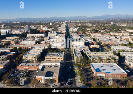Vue aérienne vers le nord le long de main Street dans le centre-ville de Santa Ana, Californie Banque D'Images