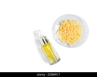 Cire Candelilla SP-75. Ingrédient chimique pour produits cosmétiques et articles de toilette. Couleur cosmétique jaune (huile). Produits chimiques pour soins de beauté sur un backgr blanc Banque D'Images