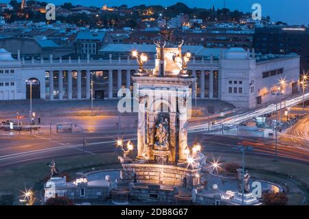 Fontaine sur la place Placa Espanya à Barcelone la nuit, Catalogne, Espagne Banque D'Images