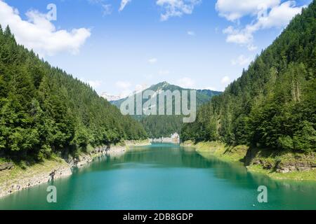 Val Noana lac artificiel, Mezzano, Italie. Paysage de montagne. Lac de l'eau verte Banque D'Images