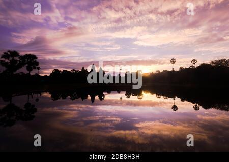 Magnifique lever de soleil violet avec vue sur l'ancien Angkor Wat, Cambodge Banque D'Images