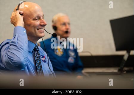 Stephen Koerner, directeur de la Direction des opérations de vol du Centre spatial Johnson de la NASA, à gauche, Et Pat Forrester, chef du bureau de l'astronaute de la NASA, surveille le compte à rebours du lancement de la fusée SpaceX Falcon 9 transportant le vaisseau spatial Crew Dragon au Kennedy Space Center le 15 novembre 2020 à Cape Canaveral, en Floride. Banque D'Images