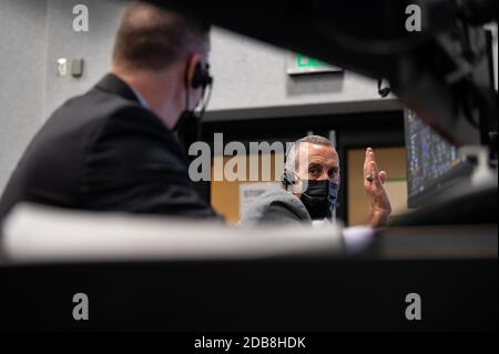 Lee Rosen, vice-président, opérations de mission et de lancement chez SpaceX, parle avec Norm Knight, directeur adjoint des opérations de vol au Centre spatial Johnson de la NASA, pendant qu'ils surveillent le compte à rebours du lancement de la fusée SpaceX Falcon 9 transportant le vaisseau spatial Crew Dragon au Centre spatial Kennedy le 15 novembre, 2020 à Cape Canaveral, Floride. Banque D'Images