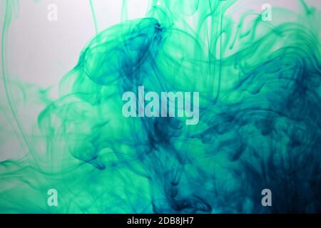 La couleur verte s'abaisse sur fond d'eau Banque D'Images