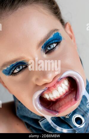 Portrait d'une femme portant un écarteur dentaire Banque D'Images