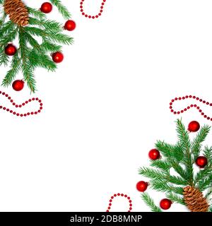 Sapin isolé avec boules et guirlandes sur fond blanc. Noël, nouvel an, arrière-plan de vacances. Flat lay, vue de dessus avec espace de copie Banque D'Images