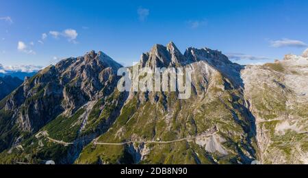 Col de montagne dans la chaîne de montagnes de Mangart, alpes juliennes, Slovénie Banque D'Images