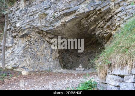 Petite grotte sur le pèlerinage Banque D'Images