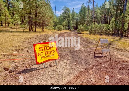 Twin Springs Road fermé à Bill Williams Loop Road, Arizona, États-Unis Banque D'Images